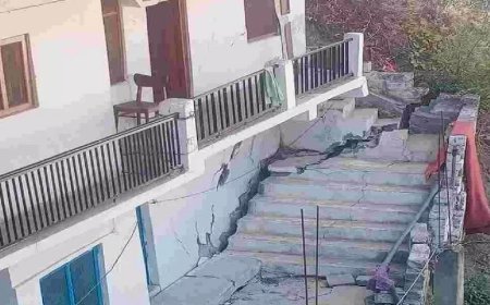 जोशीमठ में घरों से आ रही डरावनी आवाज:रोते हुए लोग बोले- घर अचानक हिलने लगता था, आंखों के सामने सब तबाह