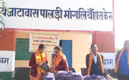 प्राथमिक विद्यालय के छात्रों को सर्दी के मौसम को देखते हुए 50 स्वेटर वितरित किए गए......सेवा मे स्हयोगियों व परिजनों को साधुवाद