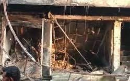 रायपुर में तीन दुकानें जलकर खाक :  फूल चौक पर एक शॉप में भड़की आग तीन दुकानों में फैली, करोड़ों का नुकसान