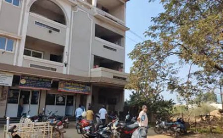 बेटी को बचाने में मौसी की मौत, मां गंभीर:साफ सफाई करते समय हाईटेंशन लाइन के संपर्क में आई युवती, हालत गंभीर