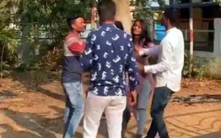 कॉलेज में 2 छात्राओं के बीच मारपीट.....कैंपस के बाहर एक-दूसरे पर चलाए लात-घूंसे