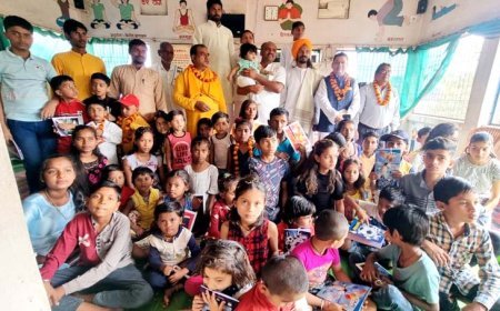 यज्ञ एवं सुकर्म करते हुए सौ वर्ष जीवन जीयें - आचार्य मुकेश शास्त्री....मेधावी छात्रो को पुरस्कार, सभी स्थानीय छात्रों को कॉपी, पेन वितरण किया गया