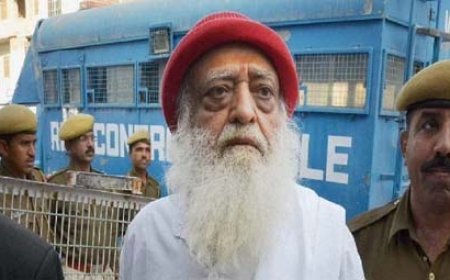 आसाराम बापू महिला शिष्या से रेप के मामले में दोषी करार, सजा का ऐलान कल