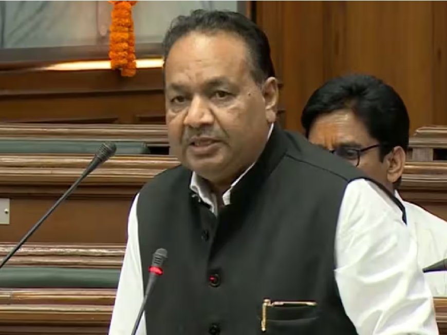 दिल्ली विधानसभा में AAP विधायक ने नोटों की गड्डी लहराई:​​​​​​​मोहिंदर बोले- पैसे देकर नौकरी दी जा रही, मुझे चुप रखने के लिए रिश्वत दी गई