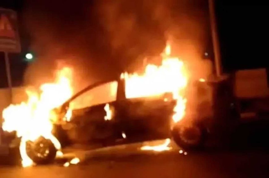 घर के बाहर खड़ी कार में लगाई आग:फायर ब्रिगेड पहुंचने तक कार जलकर हुई खाक, पुलिस जांच में जुटी