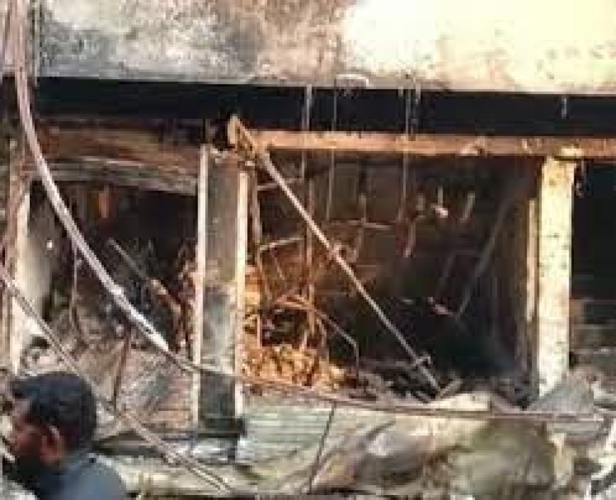 रायपुर में तीन दुकानें जलकर खाक :  फूल चौक पर एक शॉप में भड़की आग तीन दुकानों में फैली, करोड़ों का नुकसान