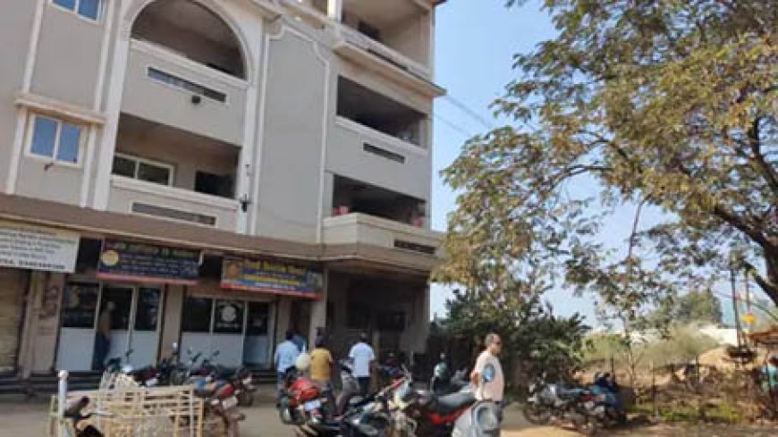 बेटी को बचाने में मौसी की मौत, मां गंभीर:साफ सफाई करते समय हाईटेंशन लाइन के संपर्क में आई युवती, हालत गंभीर