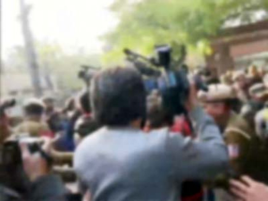 BBC डॉक्यूमेंट्री पर दिल्ली यूनिवर्सिटी में हंगामा:धारा 144 लागू, कई छात्र हिरासत में; कल हैदराबाद यूनिवर्सिटी में भिड़े थे SFI और ABVP
