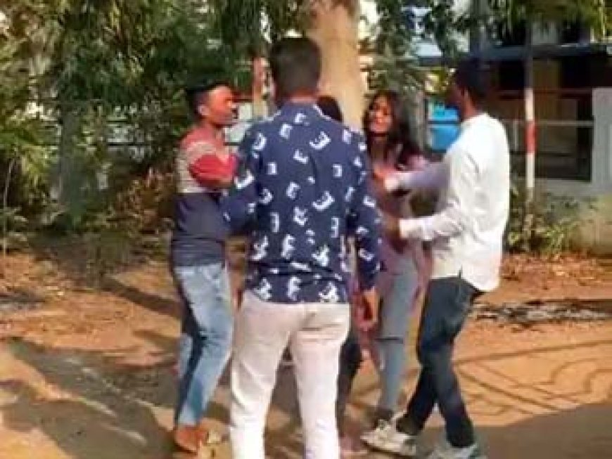 कॉलेज में 2 छात्राओं के बीच मारपीट.....कैंपस के बाहर एक-दूसरे पर चलाए लात-घूंसे
