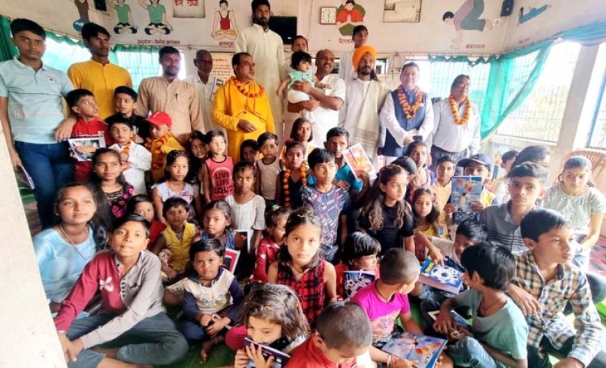 यज्ञ एवं सुकर्म करते हुए सौ वर्ष जीवन जीयें - आचार्य मुकेश शास्त्री....मेधावी छात्रो को पुरस्कार, सभी स्थानीय छात्रों को कॉपी, पेन वितरण किया गया