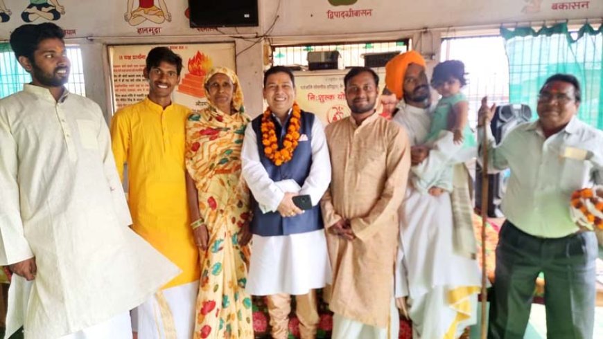 यज्ञ एवं सुकर्म करते हुए सौ वर्ष जीवन जीयें - आचार्य मुकेश शास्त्री....मेधावी छात्रो को पुरस्कार, सभी स्थानीय छात्रों को कॉपी, पेन वितरण किया गया