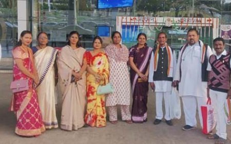 भारत जोडो यात्रा से लौटे भारत यात्री डॉ चौलेश्वर चन्द्राकर का रायपुर एयरपोर्ट में काँग्रेस जनों ने भव्य स्वागत किया