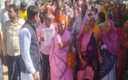 छोटे प्लाट की रजिस्ट्री नहीं होने पर हंगामा:दुर्ग में बिल्डर ने किसानों के साथ मिलकर घेरा रजिस्ट्रार को, कहा-रिश्वत बिना यहां कोई काम नहीं