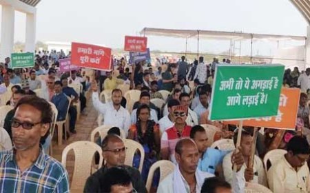 नगरीय निकाय प्लेसमेंट कर्मचारियों का प्रदर्शनः नियमितिकरण समेत इन 3 मांगों को लेकर धरने पर बैठे