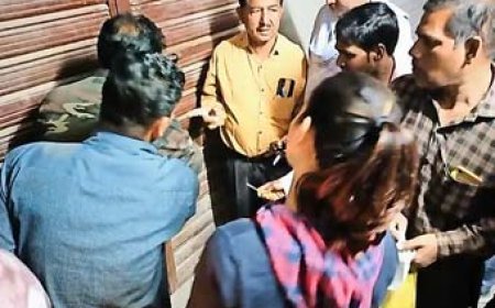 पार्किंग में है कब्जा:5 दुकानें सील, रायल स्वीट्स समेत दो दुकानों को चेतावनी देकर छोड़ दिया