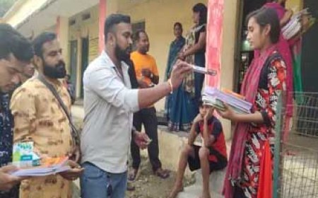 स्टडी मटेरियल पाकर खिले बच्चियों के चेहरे:आग से 25 घर हो गए थे खाक, बुक्स और नोट्स जलने से था एग्जाम का टेंशन