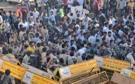 ब्रेकिंग : ED दफ्तर में बवाल, लाठियां चली:CRPF जवानों ने कांग्रेसियों पर डंडा चलाया, गुस्साए प्रदर्शनकारियों ने भी उन्हें दबोचा; छापेमारी का विरोध