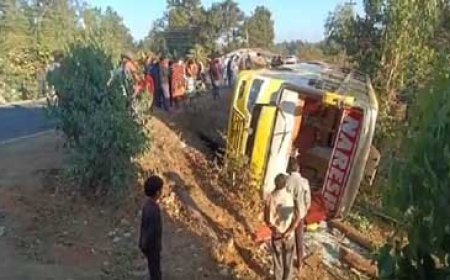 ब्रेकिंग : छत्तीसगढ़ में बड़ा हादसा, पलट गई बस… अयोध्या से रायपुर लौट रही यात्री बस हुई एक्सीडेंट का शिकार; 3 साल की बच्ची समेत चार की हालत गंंभीर, कई घायल