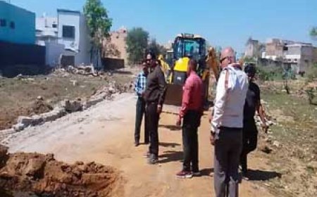 8 एकड़ में अवैध प्लाटिंग पर चला बुलडोजर:निगम ने महालक्ष्मी पैलेस को किया सील, अनियमित विकास से पौने दो करोड़ की वसूली