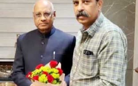 महाराष्ट्र के नवनियुक्त राज्यपाल रमेश बैस जी से चैंबर अध्यक्ष अमर पारवानी ने मुलाकात कर बधाई दी....दोनो प्रदेशों के मध्य व्यापार, उद्योग और सांस्कृतिक विकास पर हुई चर्चा