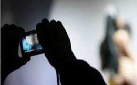 Blackmailing : रिटायर्ड अधिकारी का अश्लील वीडियो बनाकर ठगे 40 हज़ार