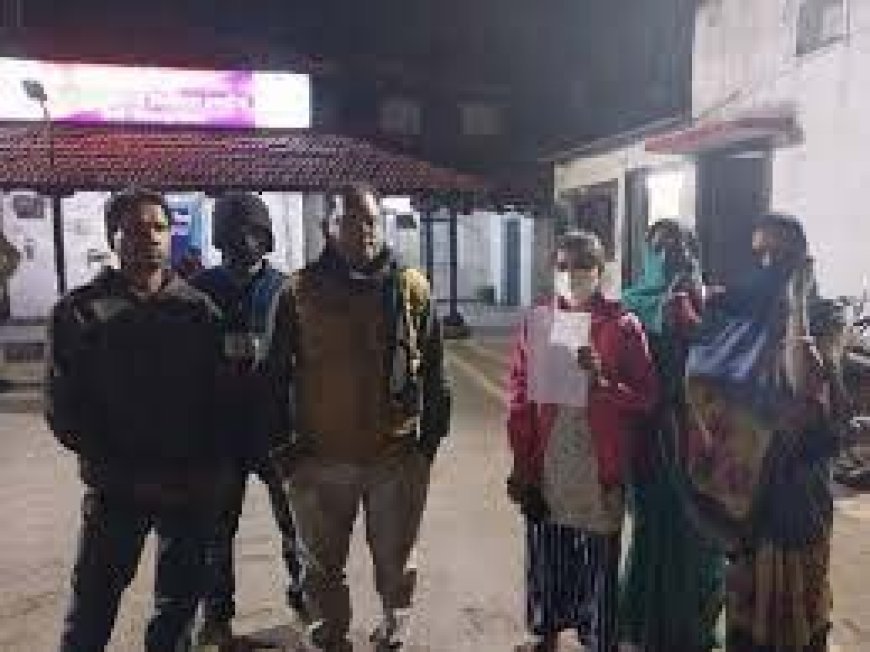 पहले पुलिसवालों ने पीटा फिर केस भी दर्ज किया:सगाई कार्यक्रम के दौरान घर की तलाशी के नाम पर घुसे SI और सिपाही, मचाया हंगामा