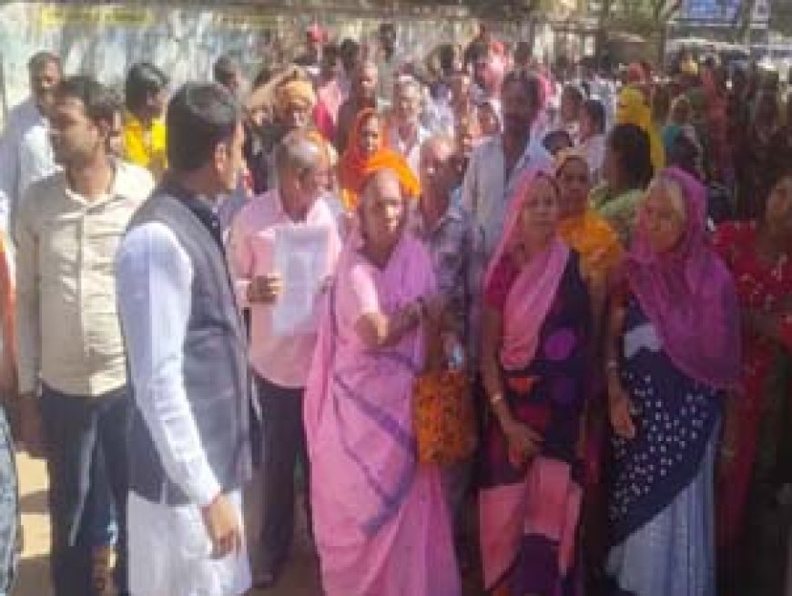 छोटे प्लाट की रजिस्ट्री नहीं होने पर हंगामा:दुर्ग में बिल्डर ने किसानों के साथ मिलकर घेरा रजिस्ट्रार को, कहा-रिश्वत बिना यहां कोई काम नहीं