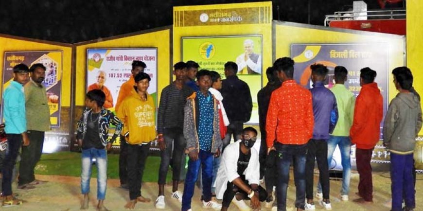 सिरपुर महोत्सव में जनसम्पर्क विभाग की प्रदर्शनी...लोगों को मिल रही सरकारी योजनाओं की जानकारी