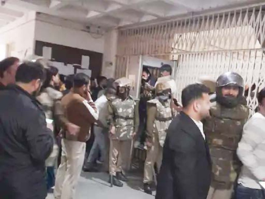 कोर्ट में घुसा तेंदुआ, 5 लोगों पर हमला, वकीलों ने भागकर बचाई जान