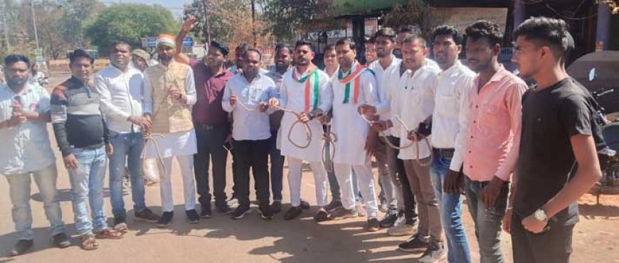 युवा कांग्रेस जिला कबीरधाम के द्वारा माननीय पुलिस अधीक्षक कबीरधाम को किया गया रस्सी युक्त फांसी का फंदा भेट