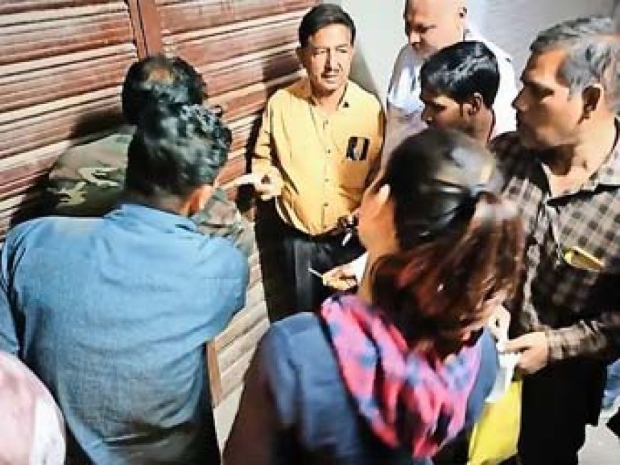पार्किंग में है कब्जा:5 दुकानें सील, रायल स्वीट्स समेत दो दुकानों को चेतावनी देकर छोड़ दिया