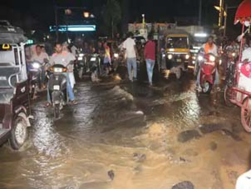 50 हजार लोगों को नहीं मिलेगा पानी:रायपुर की सड़कों पर बह गया 30 लाख लीटर से भी ज्यादा, मेन पाइपलाइन फूटी, सप्लाई प्रभावित