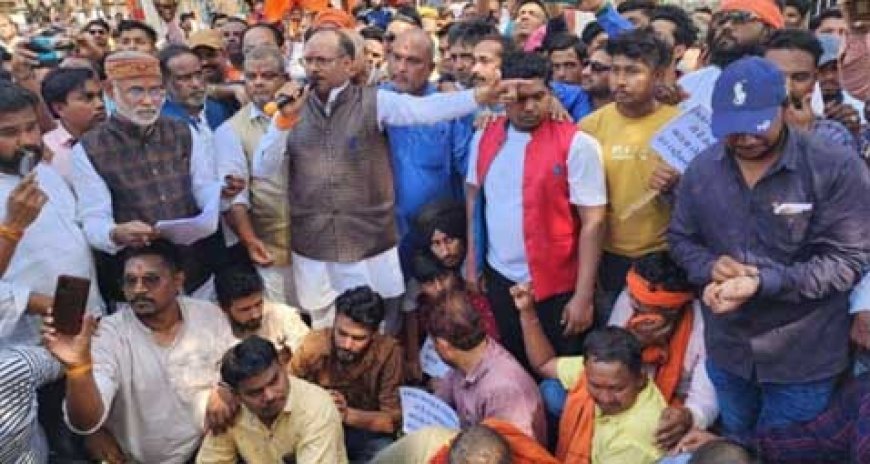 दुर्ग विधायक वोरा का निवास घेरकर भाजपा ने किया प्रदर्शन: जिला अध्यक्ष जितेंद्र वर्मा बोले – दुर्ग की दुर्गति के लिए कांग्रेस विधायक अरुण वोरा और महापौर धीरज बाकलीवाल है जिम्मेदार