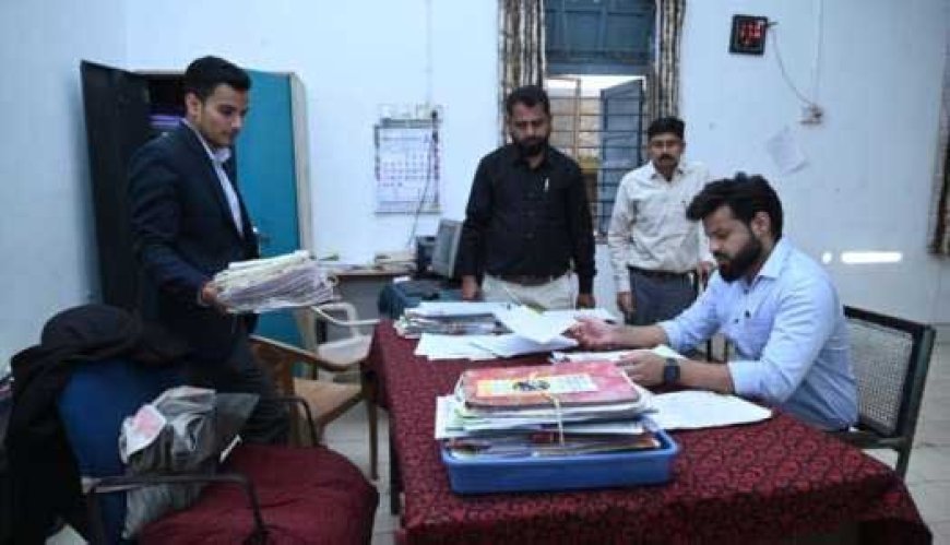दुर्ग तहसील का अचानक निरीक्षण किया कलेक्टर ने : 2 रीडर निलंबित : तीन नायब तहसीलदारों को भी नोटिस