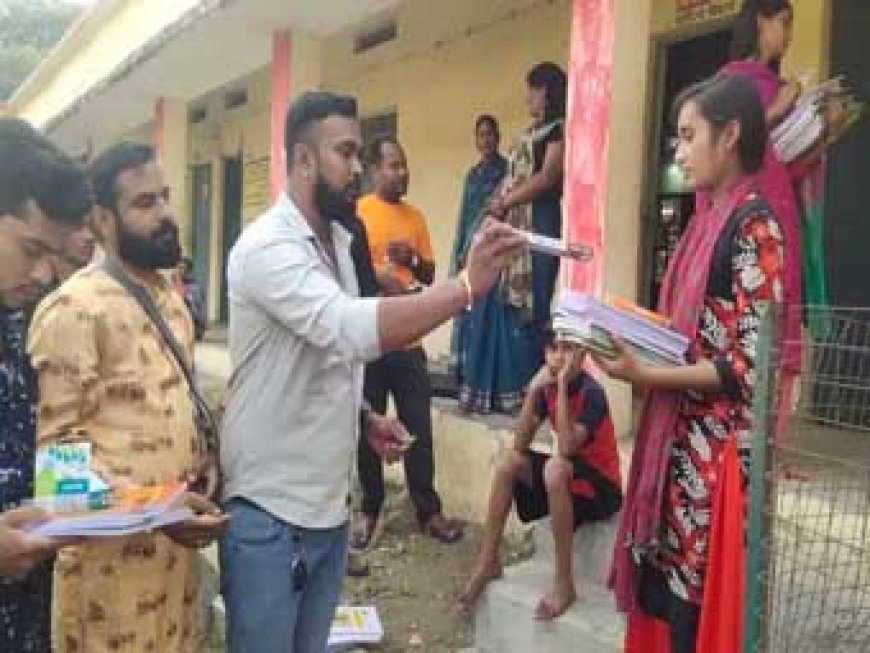 स्टडी मटेरियल पाकर खिले बच्चियों के चेहरे:आग से 25 घर हो गए थे खाक, बुक्स और नोट्स जलने से था एग्जाम का टेंशन