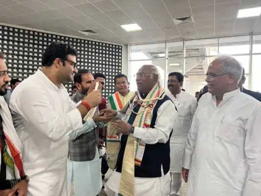 1960 के बाद रायपुर में कांग्रेस का सबसे बड़ा आयोजन....85वें महाधिवेशन के लिए पहुंचे राष्ट्रीय अध्यक्ष खड़गे और अशोक गहलोत, राहुल कल सुबह आएंगे