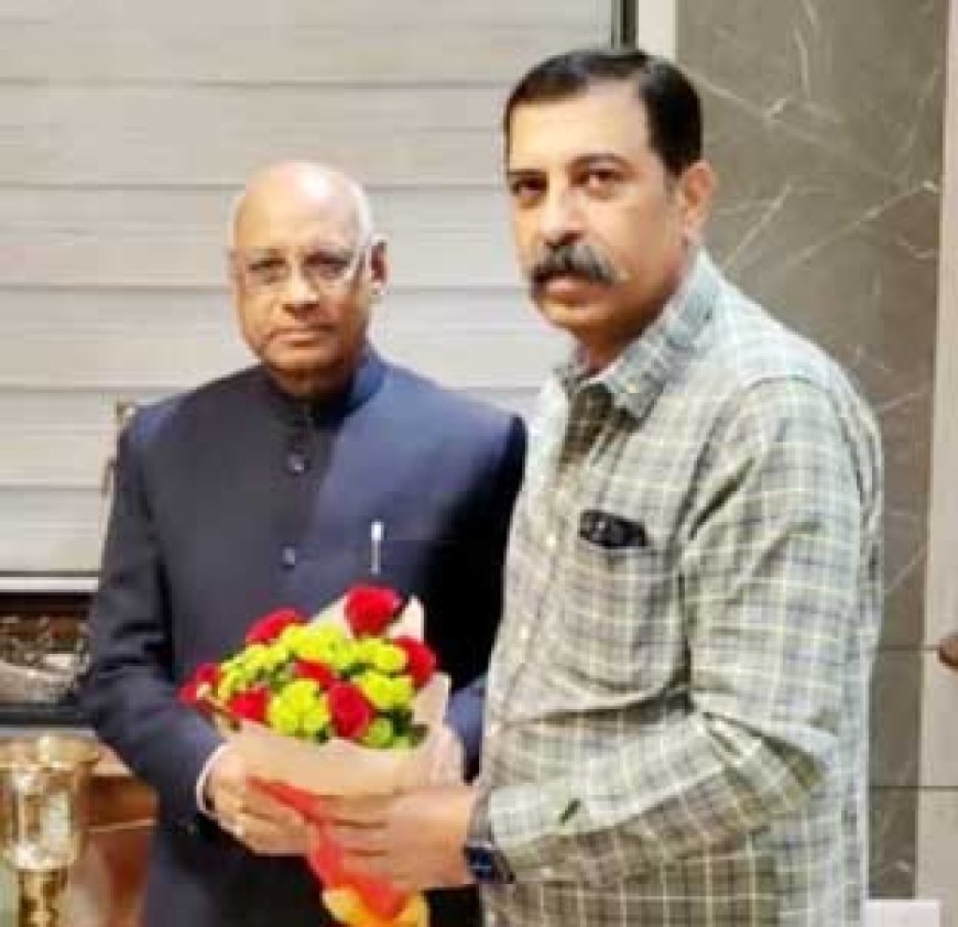 महाराष्ट्र के नवनियुक्त राज्यपाल रमेश बैस जी से चैंबर अध्यक्ष अमर पारवानी ने मुलाकात कर बधाई दी....दोनो प्रदेशों के मध्य व्यापार, उद्योग और सांस्कृतिक विकास पर हुई चर्चा