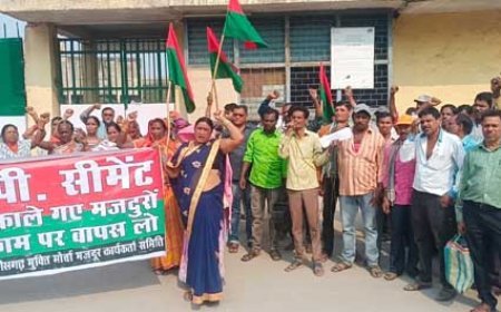 निकाले गए मजदूरों को रखने की मांग को लेकर  जेपी सीमेंट के समक्ष धरना प्रदर्शन
