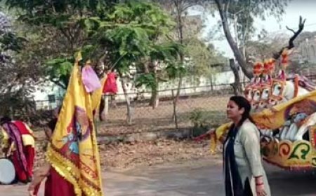 शोभा यात्रा:शहर में निकली खाटू श्याम की शोभा यात्रा, ध्वजा लेकर चली महिलाएं, देवी-देवताओं की झांकी भी निकाली