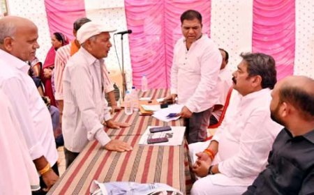 निगम तुहर द्वार के तहत महापौर नीरज पाल ने वार्ड 03 माॅडल टाउन का किया दौरा, माॅडल टाउन वासियों को शीध्र मिलेगी सामुदायिक भवन की सौगात,