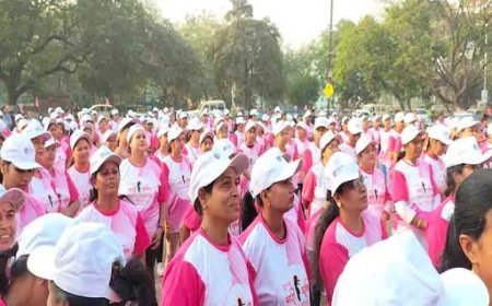 भिलाई में पिंक मैराथन का किया गया आयोजन:दुर्ग भिलाई की सैकड़ों महिलाओं और युवतियों ने लिया भाग