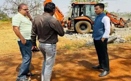दुर्ग एसडीएम ने अवैध प्लाटिंग पर की कार्रवाई:बोरसी, हनोदा रोड, मीनाक्षी नगर में अवैध निर्माण पर निगम ने चलाया बुलडोजर
