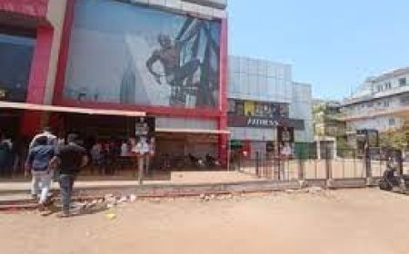 अभी नहीं खुल पाएगा मिराज सिनेमा का ताला:SC ने कहा- जिला न्यायालय में सुनवाई के बाद यहां लगाएं आवेदन