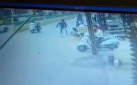 रायपुर में दिनदहाड़े मर्डर की कोशिश : कोकाकोला सेल्समैन को ईंट से पीटता रहा बदमाश, सड़क पर बिखरा खून