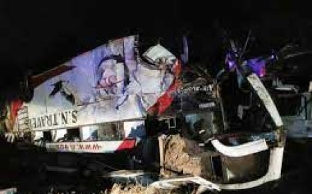 वीडियोकोच बस पुलिया से नीचे गिरकर पलटी:28 यात्री घायल, उज्जैन में भूखीमाता-मुल्लापुरा मार्ग पर हादसा