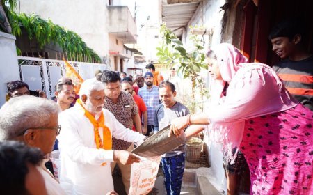 श्रमिक क्षेत्रों में पहुंच कर पूर्व विस अध्यक्ष पांडेय ने किया अन्न संग्रहण