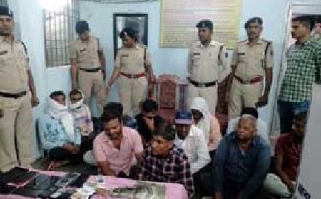 11 जुआरी गिरफ्तार: पुलिस ने घेराबंदी कर 11 जुआरियों को पकड़ा… नगदी सहित मोबाइल, बाइक जब्त