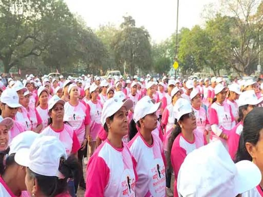 भिलाई में पिंक मैराथन का किया गया आयोजन:दुर्ग भिलाई की सैकड़ों महिलाओं और युवतियों ने लिया भाग
