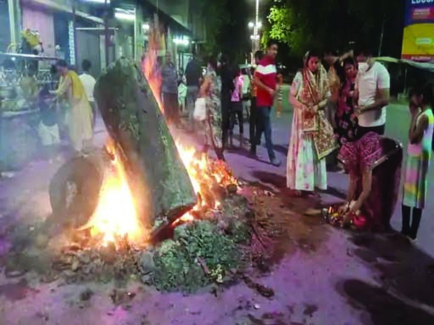 होलिका दहन के साथ होली शुरू:50 किलो इलायची, लौंग, कपूर के साथ जली आर्युवेदिक होली, रायपुर से बस्तर तक जलाई गई नकारात्मकता