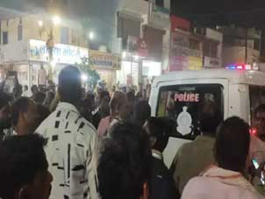 पैसों के लेन देन को लेकर लड़कियों में जमकर मारपीट:एक दूसरे को चप्पलों से पीटा और आंख में डाला मिर्ची पाउडर